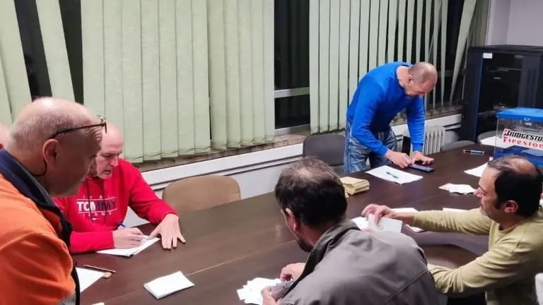 Un momento de la votaci&oacute;n de la plantilla.