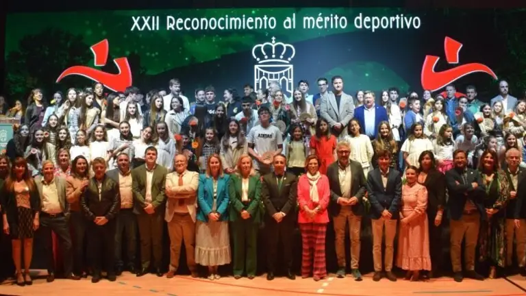 Foto de familia de los premiados.