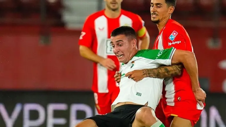 Un instante del partido Almer&iacute;a-Racing.