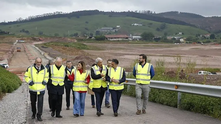 Las autoridades políticas visitaron las obras de La Pasiega.