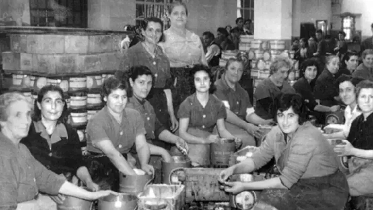 Mujeres en la industria conservera de Santoña. Facebook Turismo Santoña