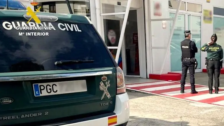 Los agentes precintaron los depósito en Colindres.