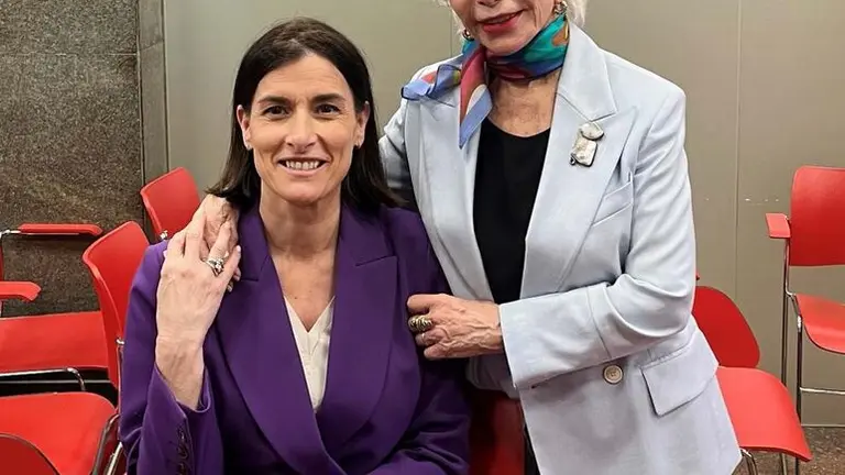 Gema Igual, sentada, e Isabel Allende.