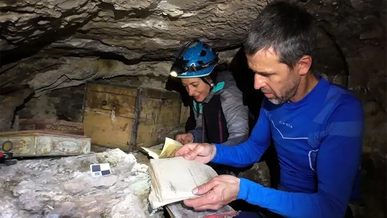 Rescate del material en la cueva Brigada Machado.