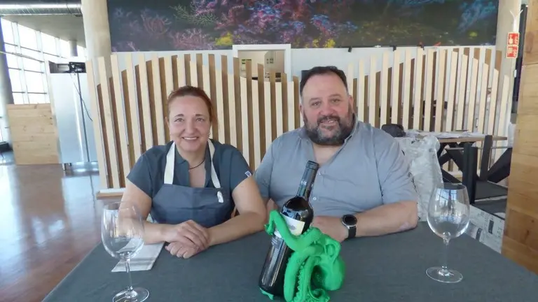 Aida Fern&aacute;ndez y Rafael Cimiano en el comedor del restaurante. R.A.
