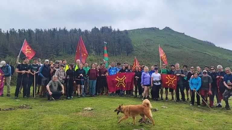 Participantes en la subida al Dobra.