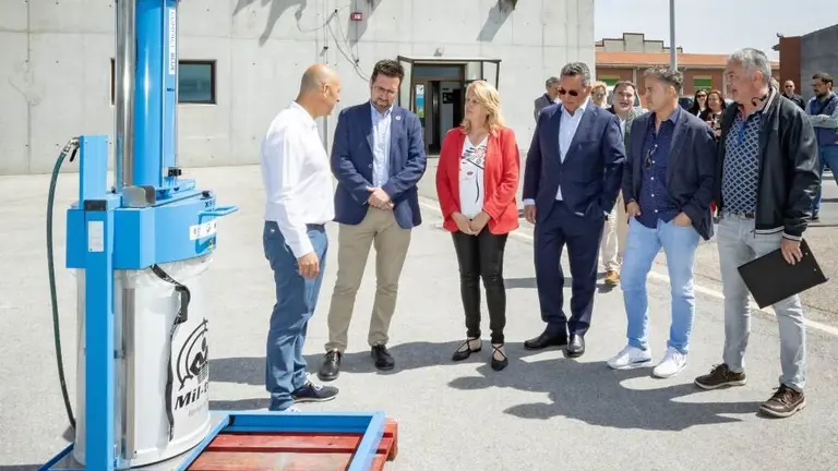 Un momento del acto en el puerto de Colindres.