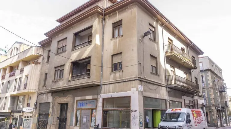 Edificio que se derribará en Torrelavega.