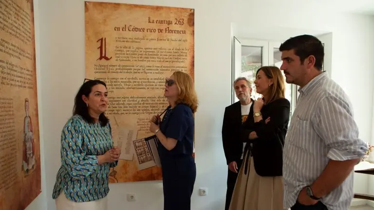 Las autoridades pol&iacute;ticas visitaron la exposici&oacute;n.