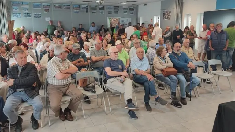 Afectados por las sentencia de derribo en la reuni&oacute;n en Argo&ntilde;os.