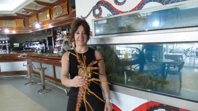 Estíbaliz Ibarreche muestra una langosta en su establecimiento. R.A.