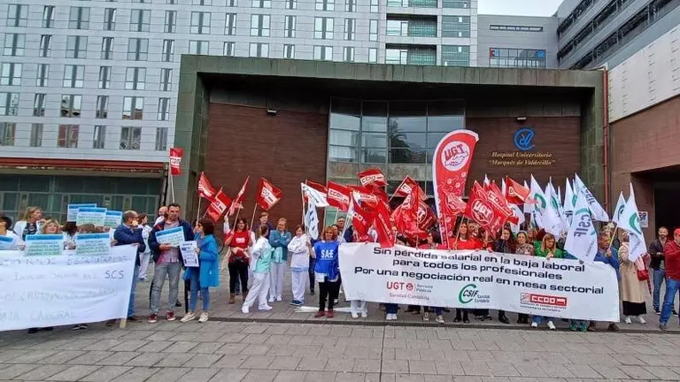 Un momento de la concentración en Valdecilla.