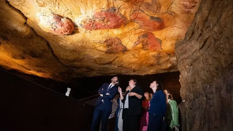 Las autoridades políticas visitan la cueva de Altamira.