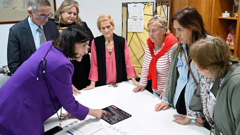 Reuni&oacute;n de las autoridades pol&iacute;ticas con los vecinos.