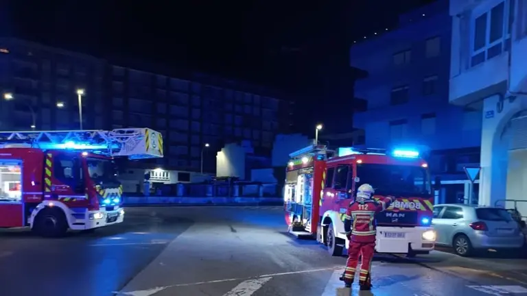 Los Bomberos intervinieron en el incendio en Laredo.