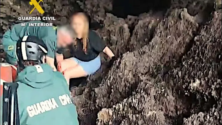 Un momento del rescate en las rocas de la joven en El Faro del Caballo.