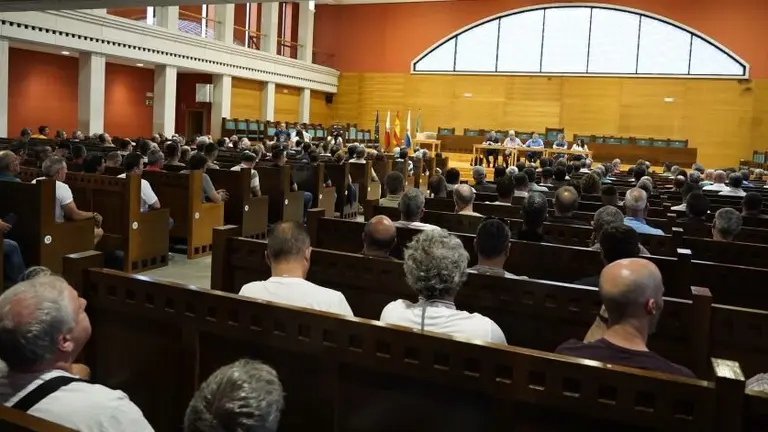 Asistentes a la asamblea del metal.