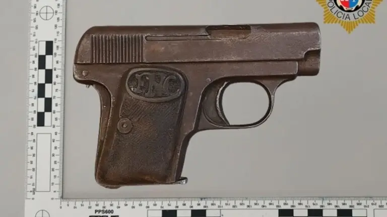 Pistola intervenida por la Policía Local de Medio Cudeyo.