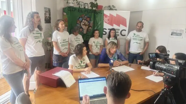 Rueda de prensa de representantes del STEC y la AMPA del colegio El Pedregal.