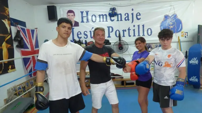 El entrenador Juan Carlos Revuelta junto a tres de sus alumnos. R.A.