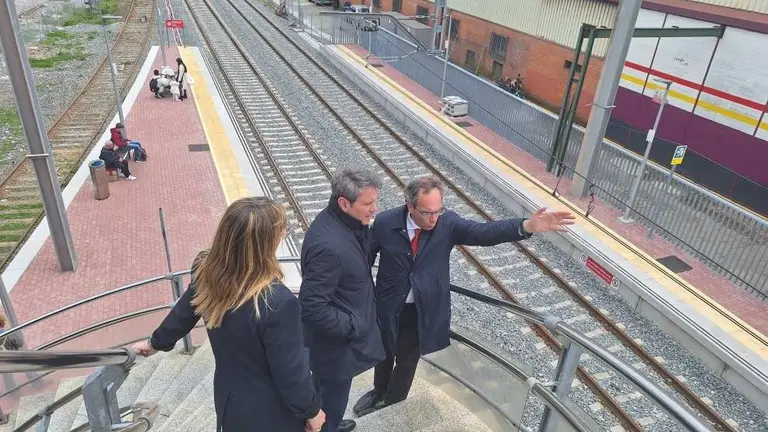 Las autoridades políticas visitan la línea de tren.