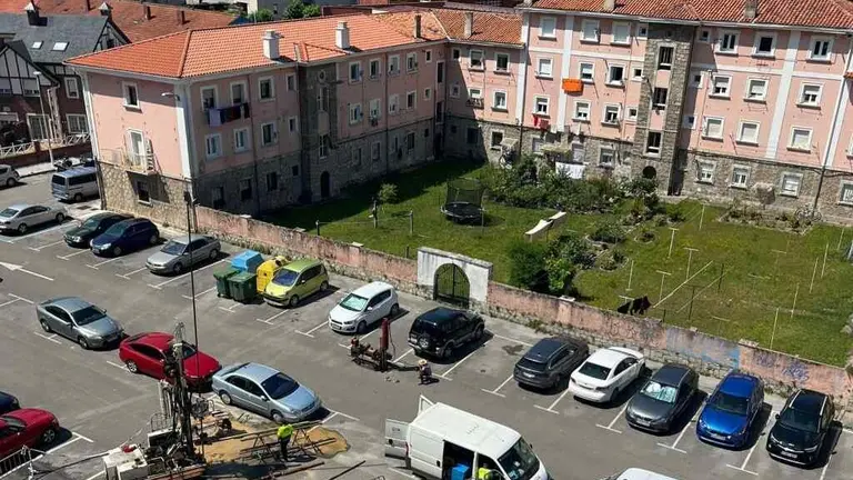 Personal en las obras de sondeo en el terreno en Santoña.