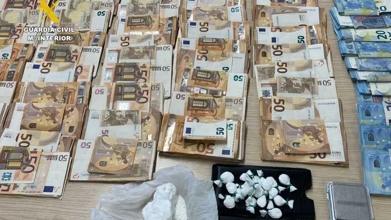 Dinero y droga incautado en Castro Urdiales.
