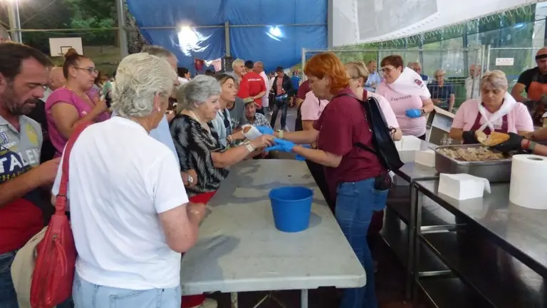 Reparto de bocadillos de asado en las fiestas. R.A.