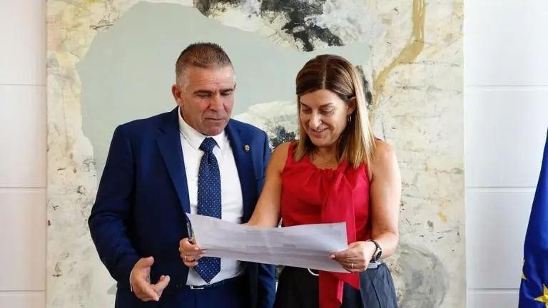 La presidenta regional y el alcalde de Argoños firman el convenio del polideportivo.