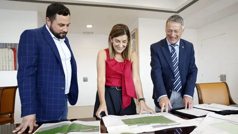 Un momento de la firma del convenio del campo de fútbol en Matamorosa.