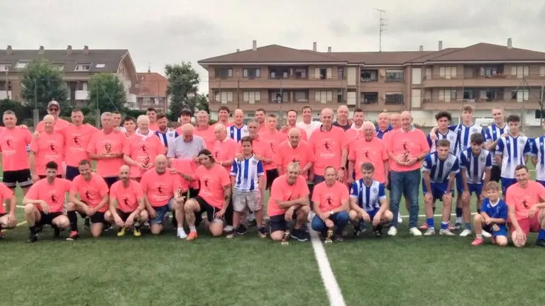Homenaje a los futbolistas del Gama y jugadores del partido amistoso. R.A.