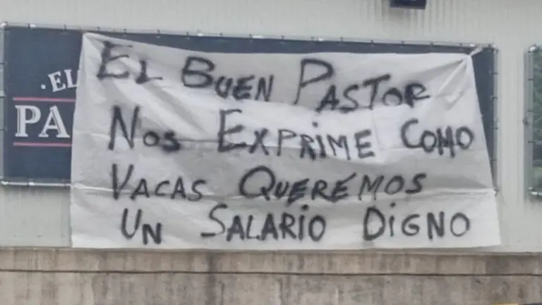 Pancarta colgada en la f&aacute;brica.