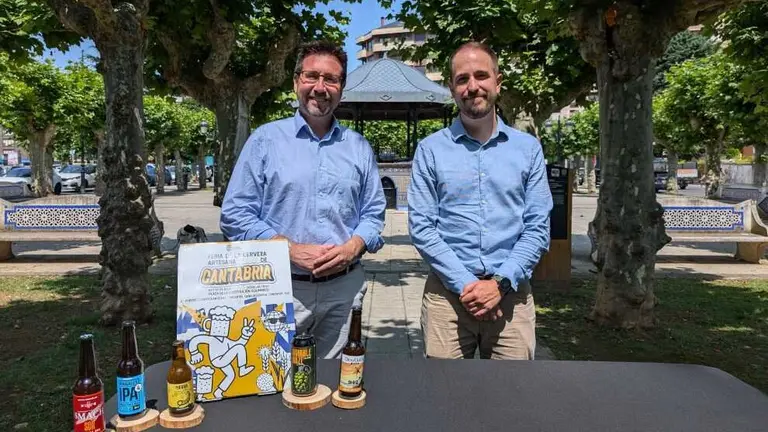 El alcalde Javier Incera, a la izquierda,  junto a organizador del evento.