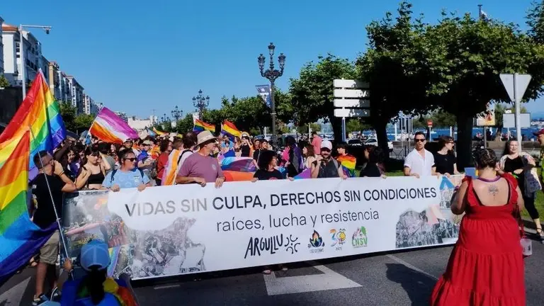 Pancarta que encabez&oacute; la manifestaci&oacute;n en Santander. &Aacute;ngel Camarero