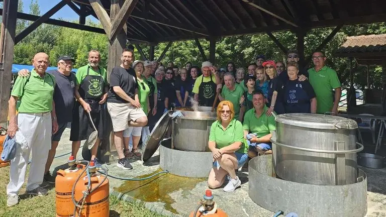 Grupos participantes junto al alcalde, Javier Incera.