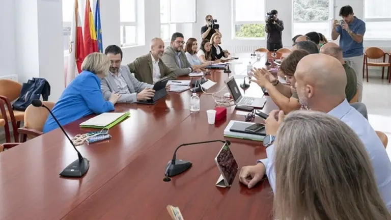 Un momento de la reunión ente Educación y docentes.