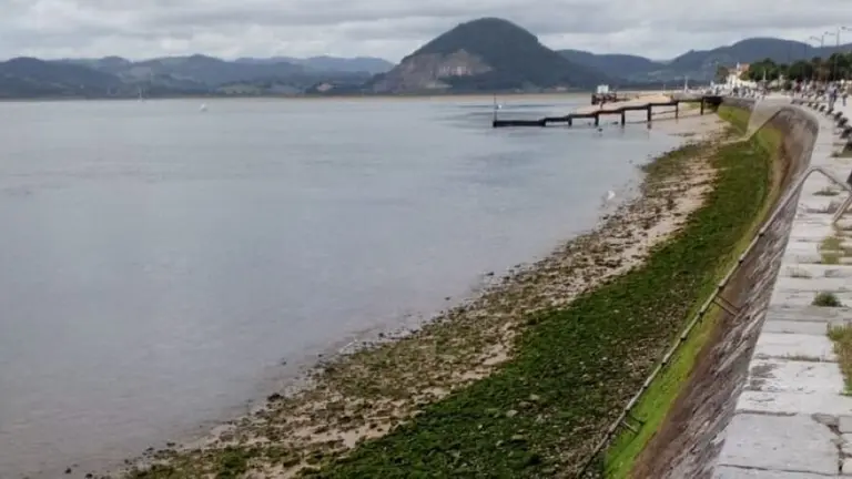 Playa del Pasaje, en Santoña, con rocas. R.A.
