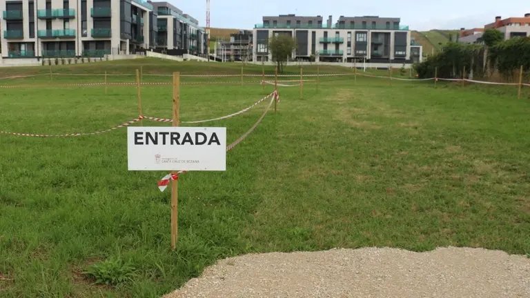 Aparcamiento disuasorio en San Juan de la Canal.