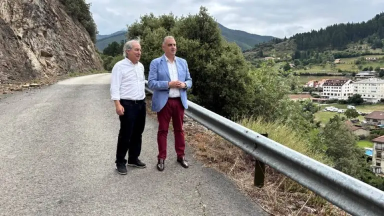 El consejero de Fomento y el alcalde de Potes en la visita.