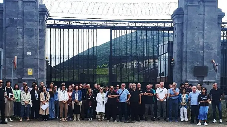 Concentración en la puerta principal de acceso al penal El Dueso, en Santoña.