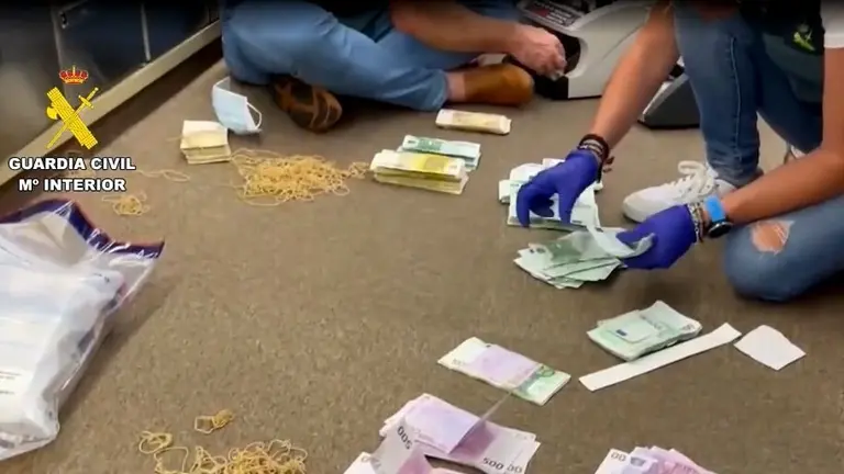 Dinero incautado por la Guardia Civil.