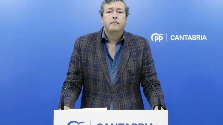 El senador autonómico, Iñigo Fernández (PP) en rueda de prensa.