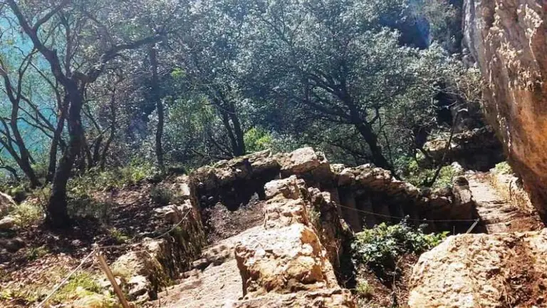 Acceso por las escaleras al Faro del Caballo. R.A.