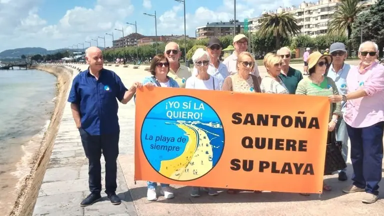 Integrantes de la Plataforma Yo sí la quiero en la zona del Pasaje en Santoña. R.A.