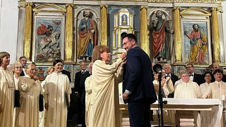 Un momento de la entrega de la Medalla de Oro al alcalde de Colindres, Javier Incera.