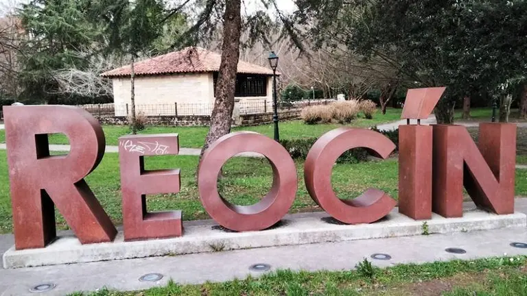 Letras del municipio de Reocín. R.A.