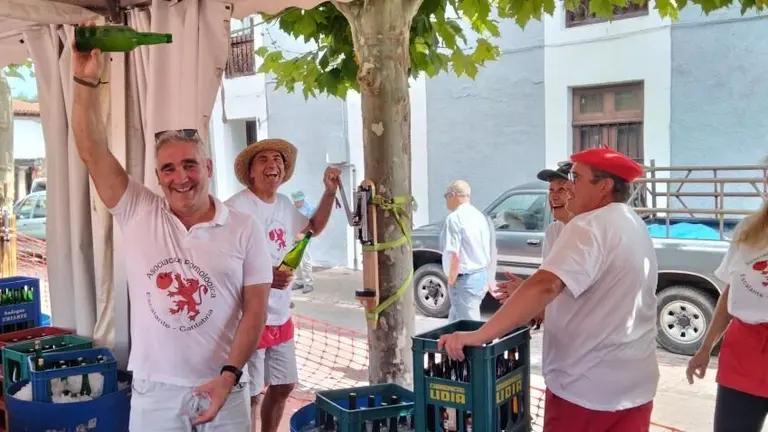 la sidra de Le&oacute;n estuvo presente en Escalante. R.A.