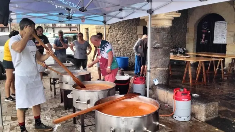 Preparaci&oacute;n del mamite en las fiestas de la Virgen de la Cama. R.A.