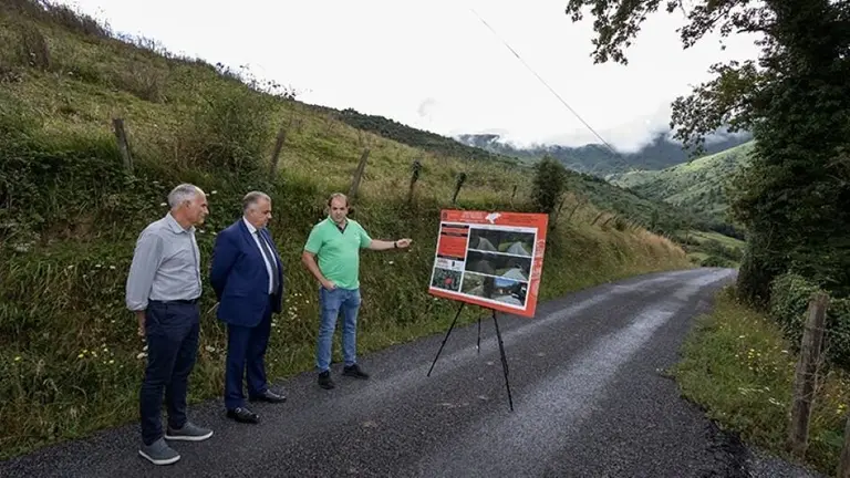El consejero de Fomento visitó Soba y anunció varios proyectos para el municipio.