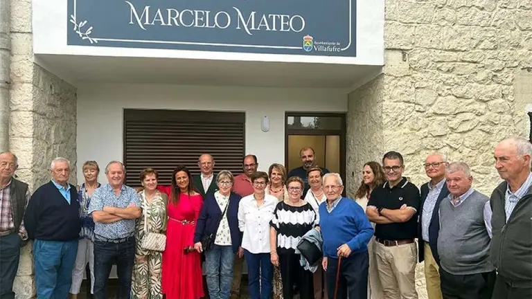 Un momento de la inauguración con los asistentes.